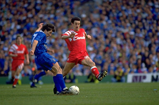 Pemain Liverpool, Ian Rush, berusaha melewati pemain dari Portsmouth, Warren Neill, di semifinal Piala FA di Highbury. Foto: Getty Images/Dan Smith
