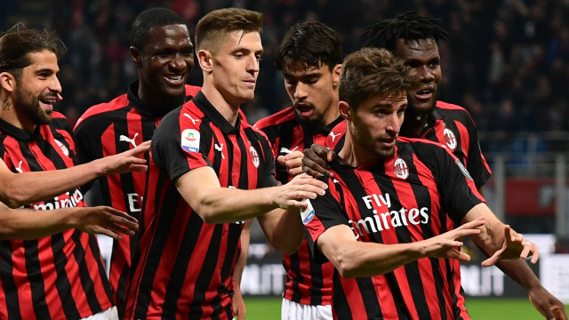 Fabio Borini merayakan gol dengan kawan-kawannya. Foto: Miguel MEDINA / AFP