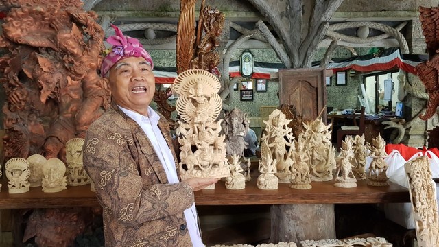 Made Ada menunjukkan salah-satu hasil karyanya yang terinspirasi dari filosofi Bali (kanalbali/RFH)