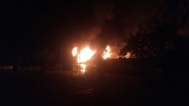 API membakar Rumah Tahanan Klas IIB SIak, Riua, Sabtu dinihari, 11 Mei 2019. 