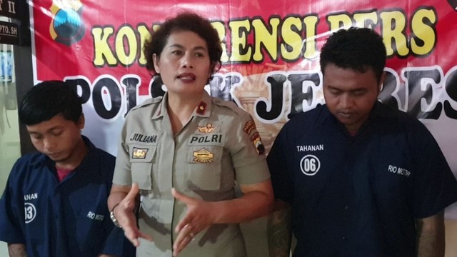 Kapolsek Jebres, Kompol Juliana BR Bangun, saat gelar perkara kasus perampasan sepeda motor oleh 2 orang polisi gadungan pada Jumat (10/5/2019). (Agung Santoso)