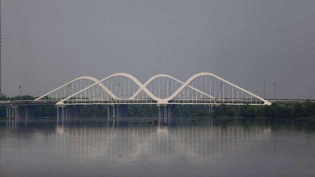 Sebuah jembatan terlihat di kawasan Pantai Indah Kapuk (PIK), Jakarta Utara. Foto: Aditia Noviansyah/kumparan