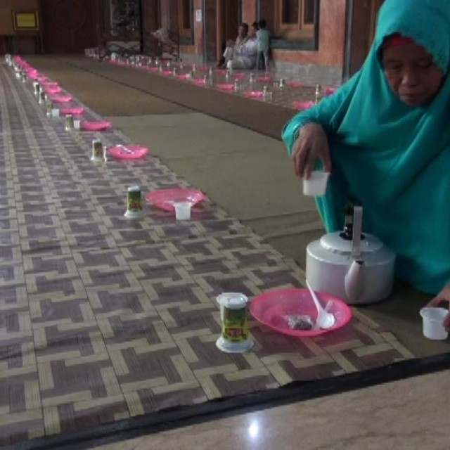 Pengurus menyiapkan takjil berupa kurma dan air zamzam.  (Foto: Syaifullah)