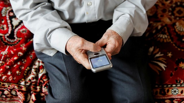 Ilustrasi memakai telepon genggamnya. Foto: REUTERS/Maxim Shemetov