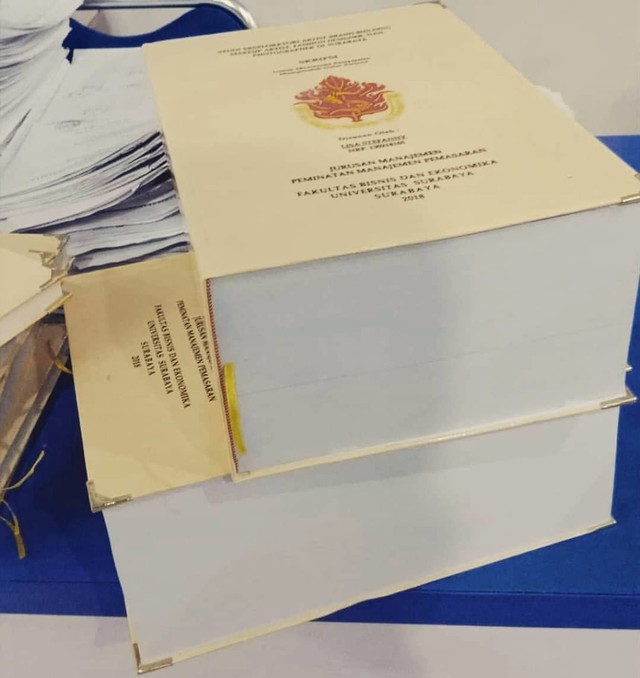 Skripsi 1.150 lembar milik Lisa Stefanny | Foto: Instagram @dailyubaya