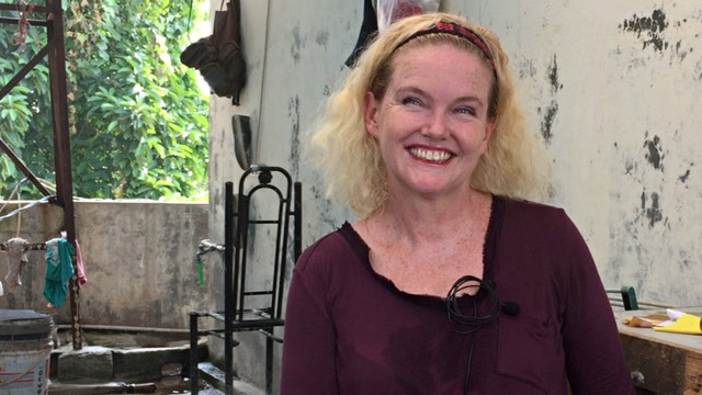 Kerensa Johnston, yang viral di Facebook karena aksinya membersihkan saluran air yang tersumbat akibat sampah. Foto: Iqbal Maulana/kumparan