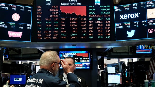 Pedagang sedang bekerja di lantai New York Stock Exchange (NYSE). Foto: Getty Images/Spencer Platt