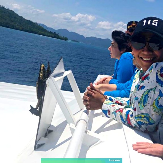 Menteri Kelautan dan Perikanan Susi Pudjiastuti, saat memimpin penengelaman kapal pencuri ikan. Foto: Arifin Asydhad/kumparan