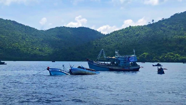 Kapal yang ditenggelamkan di Perairan Natuna. Foto: Arifin Asydhad/kumparan