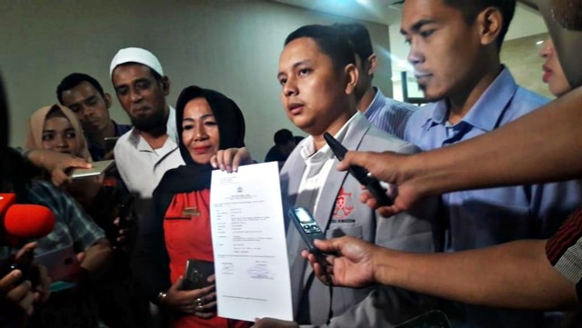 Kuasa hukum Kivlan Zen menunjukkan surat laporan yang telah diterima oleh Bareskrim Polri. Foto: Andreas Ricky Febrian/kumparan