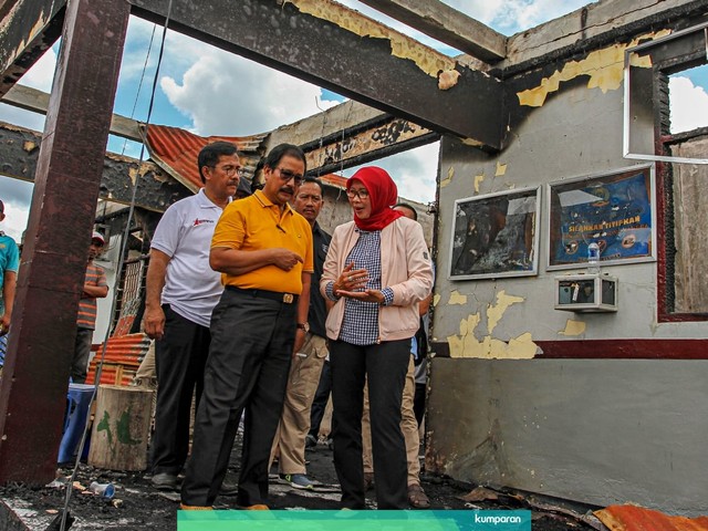 Direktur Ditjen Pas Kemenkum HAM Sri Puguh Budi Utami berdialog dengan Kepala Kantor Wilayah Hukum dan HAM Riau ketika berkunjung ke Rutan Kelas II B Siak Sri Indrapura. Foto: Antara/Rony Muharrman