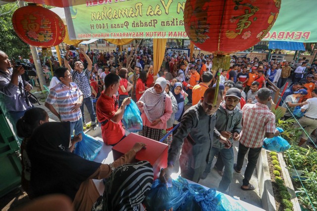 Pembagian paket sembako Ramadan kepada warga kurang mampu di depan kantor Yayasan Hakka Aceh di Peunayong, Banda Aceh, Sabtu (11/5). Foto: Suparta/acehkini