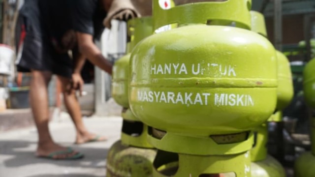 Kelangkaan Gas LPG 3kg di Cipinang Muara. (Foto: Iqbal Firdaus/kumparan)