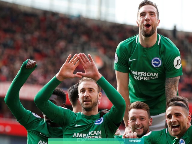 Pemain-pemain Brighton merayakan gol ke gawang Arsenal. Foto: Reuters/John Sibley