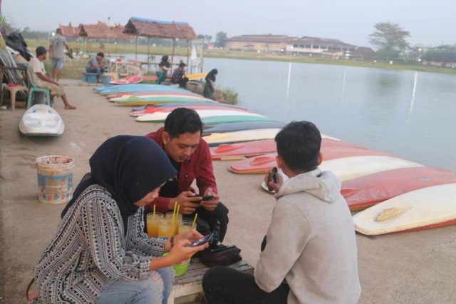 Menikmati senja di Danau Hoce Kubu Raya, sambil menunggu azan magrib. Foto: Teri Purna