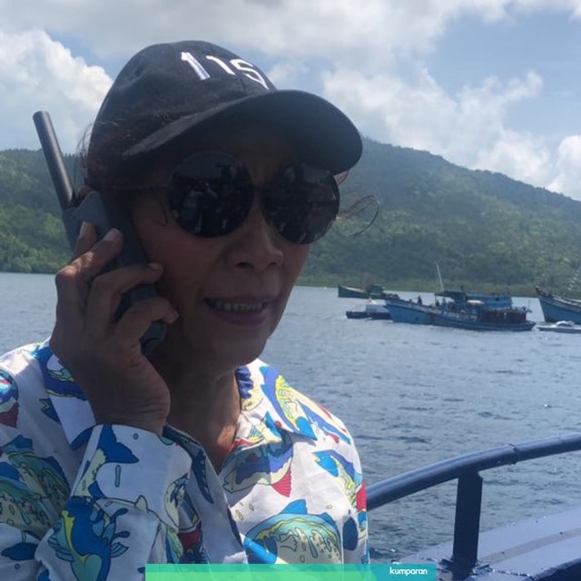 Menteri Kelautan dan Perikanan Susi pakai telepon satelit saat pimpin penenggelaman kapal di Belawan dan Pontianak. Foto: Arifin Asydhad/kumparan