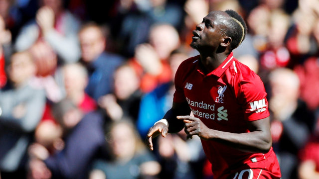 Sadio Mane memeragakan selebrasi setelah mencetak gol Liverpool ke gawang Wolverhampton Wanderers. Foto: Phil Noble/Reuters
