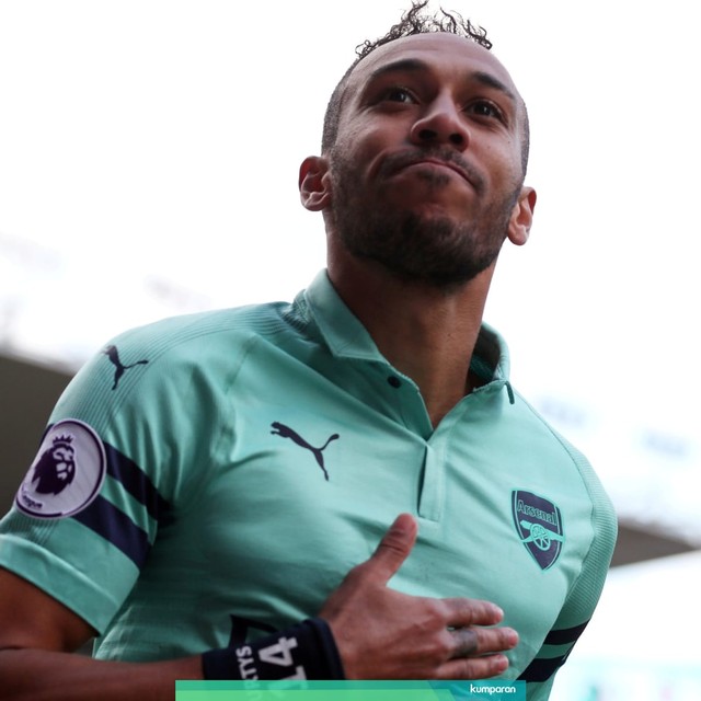 Pierre-Emerick Aubameyang merayakan golnya dalam laga Burnley vs Arsenal. Foto: Scott Heppell/Reuters