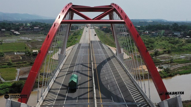 Foto udara Tol Trans Jawa di Jembatan Kali Kuto, Batang, Jawa Tengah. Foto: ANTARA FOTO/Puspa Perwitasari