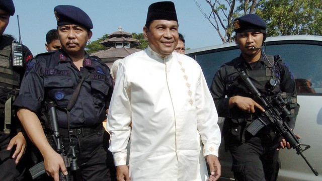 Mantan Gubernur Aceh, Abdullah Puteh (tengah). Foto: AFP/JEWEL SAMAD