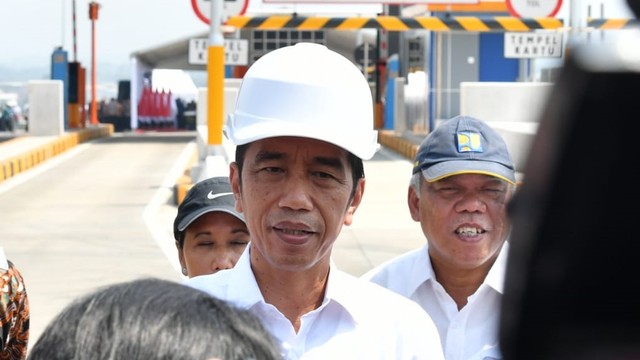 Presiden Jokowi (tengah) saat meresmikan Tol Pandaan-Malang. Foto: Dok.  Laily Rachev - Biro Pers Sekretariat Presiden