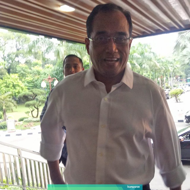 Menteri Perhubungan Budi Karya Sumadi saat datang ke rapat koordinasi tiket pesawat Foto: Nicha Muslimawati/kumparan