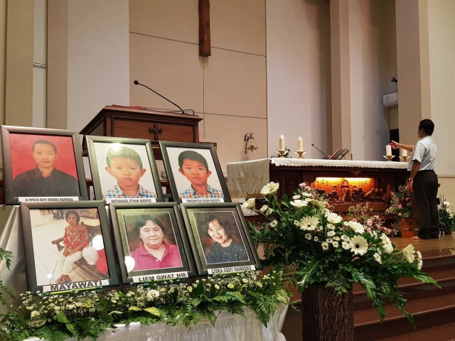 Enam jemaat Gereja Katolik Santa Maria Tak Bercela Surabaya yang menjadi korban bom 13 Mei 2018. Foto: Windy Goestiana/Basra
