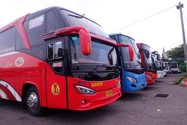Armada Bus Damri di PO Damri Rajabasa, Bandar Lampung, Senin (13/5) | Foto : Obbie Fernando/Lampung Geh