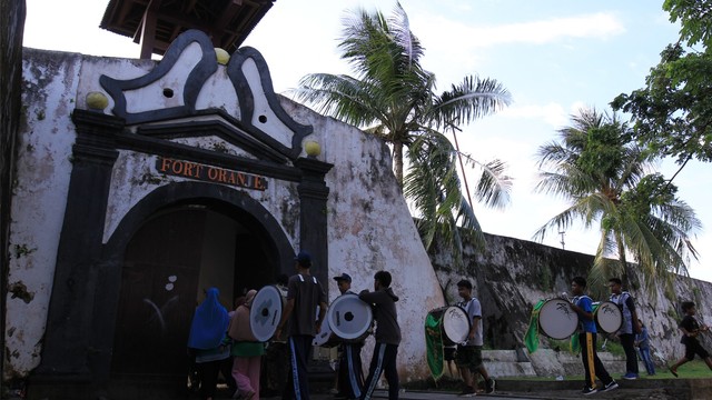 Pintu depan Benteng Oranje yang menghadap ke laut. Sebelumnya, benteng ini bernama Benteng Malayo yang dibangun oleh Portugis. Hingga pada 1607, Laksamana VOC, Cornelis Matelieff de Jong, utusan Belanda itu, berhasil mengusir Spanyol dari Ternate. Setelah mengalahkan Spanyol, Matelieff kemudian membangun Benteng di atas lokasi Benteng Malayo. Foto: Faris Bobero/cermat