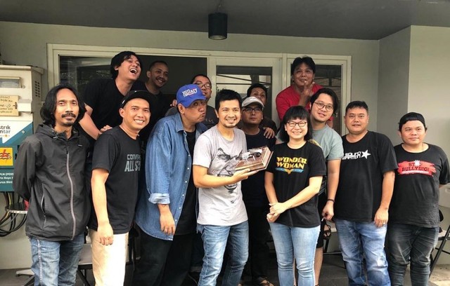 Momen perayaan ulang tahun Khikmawan Santosa yang di-upload di Instagram 17 minggu yang lalu | Photo by @crossfadesound_official on Instagram