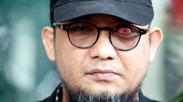 Penyidik Senior Komisi Pemberantasan Korupsi (KPK) Novel Baswedan memberikan keterangan pers di Gedung KPK, Jakarta, Jumat (26/4/2019). Foto: ANTARA FOTO/Yulius Satria Wijaya