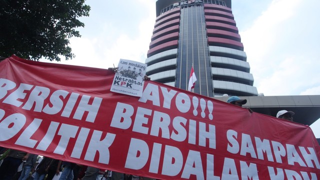 Massa yang mengatasnamakan diri Komite aksi Pemuda Anti Korupsi (Kapak Indonesia) berunjuk rasa di depan gedung KPK, Jakarta, Jumat (3/5). Foto: ANTARA FOTO/Reno Esnir