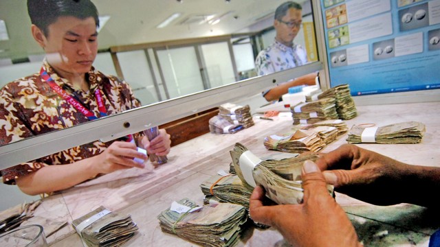 Petugas menghitung dan memeriksa uang rusak saat penukaran di Kantor Perwakilan Bank Indonesia (KPw BI) Tegal, Jawa Tengah, Selasa (14/5). Foto: ANTARA FOTO/Oky Lukmansyah