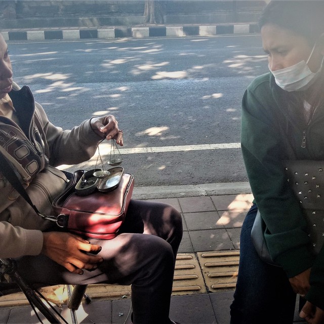 Ibu-ibu pembeli emas di Jalan Diponegoro Denpasar. (kanalbali/LSU)