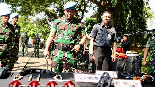 Mayjen TNI Maruli Simanjuntak (kiri) bersama Karo Administrasi Bawaslu Adhi Santoso (kanan) hadiri apel gelar pasukan Satgas Pengamanan Presiden dan Wakil Presiden Terpilih Tahun 2019. Foto: ANTARA FOTO/Hafidz Mubarak A
