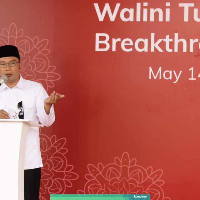Gubernur Jawa Barat, Ridwan Kamil saat memberikan sambutan pada walini tunnel Break throught di dekat terowongan yang baru tersambung pertama untuk kereta cepat Jakarta- Bandung. Foto: Helmi Afandi Abdullah/kumparan