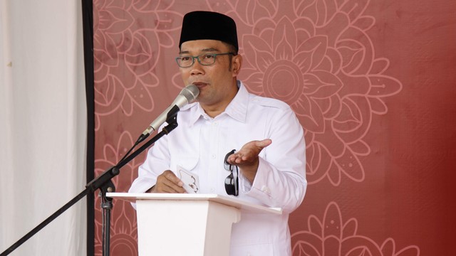 Gubernur Jawa Barat, Ridwan Kamil saat memberikan sambutan pada walini tunnel Break throught di dekat terowongan yang baru tersambung pertama untuk kereta cepat Jakarta- Bandung. Foto: Helmi Afandi Abdullah/kumparan