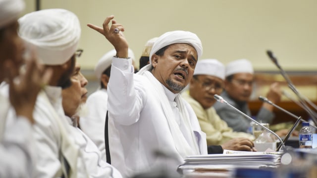Dewan Pembina Gerakan Nasional Pengawal Fatwa Majelis Ulama Indonesia (GNPF MUI) Rizieq Shihab saat melakukan pertemuan dengan Komisi III DPR. Foto: ANTARA FOTO/Hafidz Mubarak A