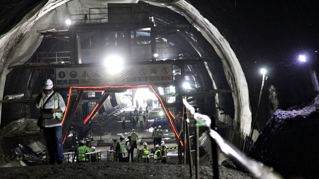Pekerja melintas di dalam Tunnel Walini saat pengerjaan proyek Kereta Cepat Jakarta-Bandung di Kabupaten Bandung Barat, Jawa Barat, Selasa (14/5). Foto: Helmi Afandi/kumparan