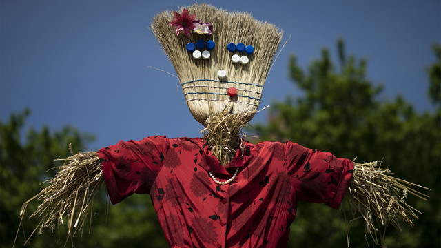 Orang-orangan sawah ditampilkan selama "Pameran Orang-orangan Sawah" di desa Castellar, Italia utara. Foto: Marco Bertorello / AFP