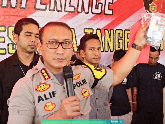 Kapolres Kota Tangerang, Sabilul Alif menunjukkan barang bukti berupa Kartu Tanda Anggota polisi gadungan. Foto: Dok. Polres Tangerang