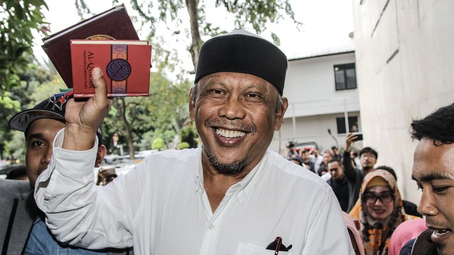 Politikus PAN Eggi Sudjana (tengah) bersiap menjalani pemeriksaan di Dirkrimum Polda Metro Jaya. Foto: ANTARA FOTO/Jaya Kusuma