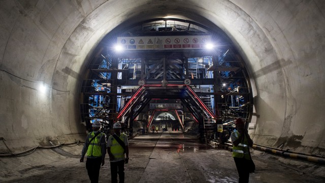 Pekerja melintas di dalam Tunnel Walini saat pengerjaan proyek Kereta Cepat Jakarta-Bandung di Kabupaten Bandung Barat, Jawa Barat, Selasa (14/5/2019). Foto: ANTARA FOTO/ M Agung Rajasa
