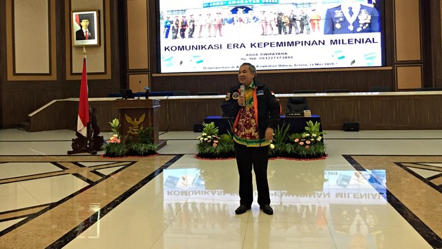 Pakar Komunikasi dan Motivator Nasional, Aqua Dwipayana berbicara dalam acara Ceramah Umum. Foto: Arfiansyah Panji Purnandaru/kumparan