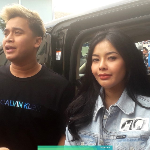Billy Syahputra bersama pacarnya. Foto: Ainul Qalbi/kumparan