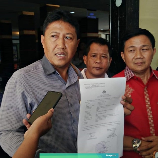 Anggota komisi III DPRD Bali, I Kadek Diana melaporkan, anggota Komisi I DPRD Bali, I Nyoman Rai ke Polda Bali. Foto: Denita BR Matondang/kumparan