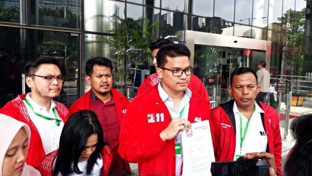 8 Caleg PSI menunjukkan surat Laporan Harta Kekayaan Penyelenggara Negara (LHKPN) ke KPK. Foto: Dok. PSI