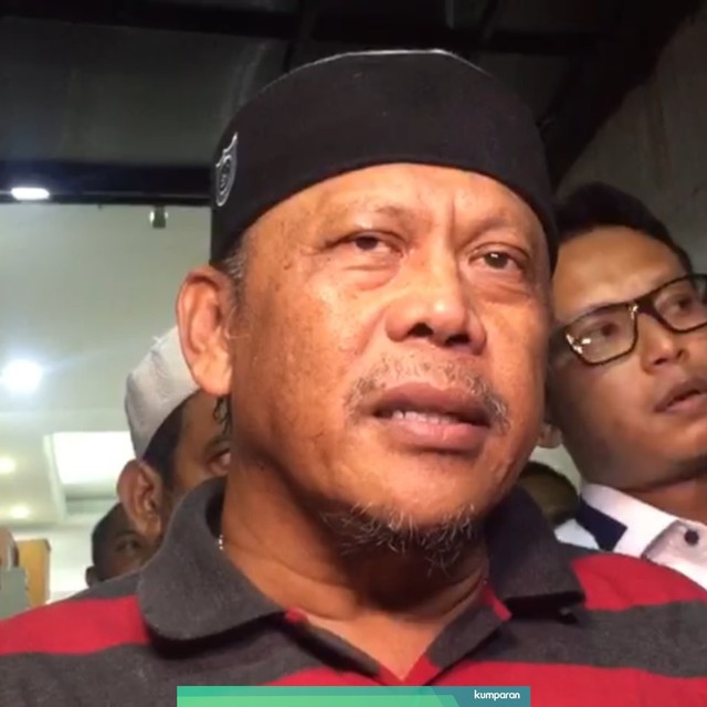 Tersangka kasus makar, Eggi Sudjana saat memberikan keterangan kepada awak media di Polda Metro Jaya. Foto: Fachrul Irwinsyah/kumparan
