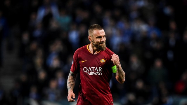 Daniele De Rossi merayakan gol AS Roma saat menghadapi Porto di Liga Champions. Foto: Patricia De Melo Moreira/AFP