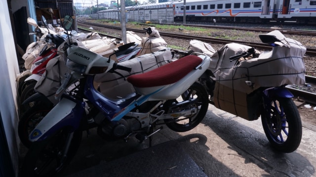 Motor yang sudah siap di kirim melalui pos KA Logistik di Stasiun Pasar Senen, Jakarta Pusat. Foto: Jamal Ramadhan/kumparan